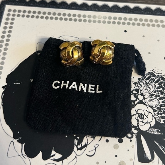 CHANEL Vintage Gold CC Logo Clip On Earrings - Picture 1 of 10